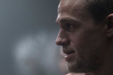 Charlie Hunnam irriconoscibile in q