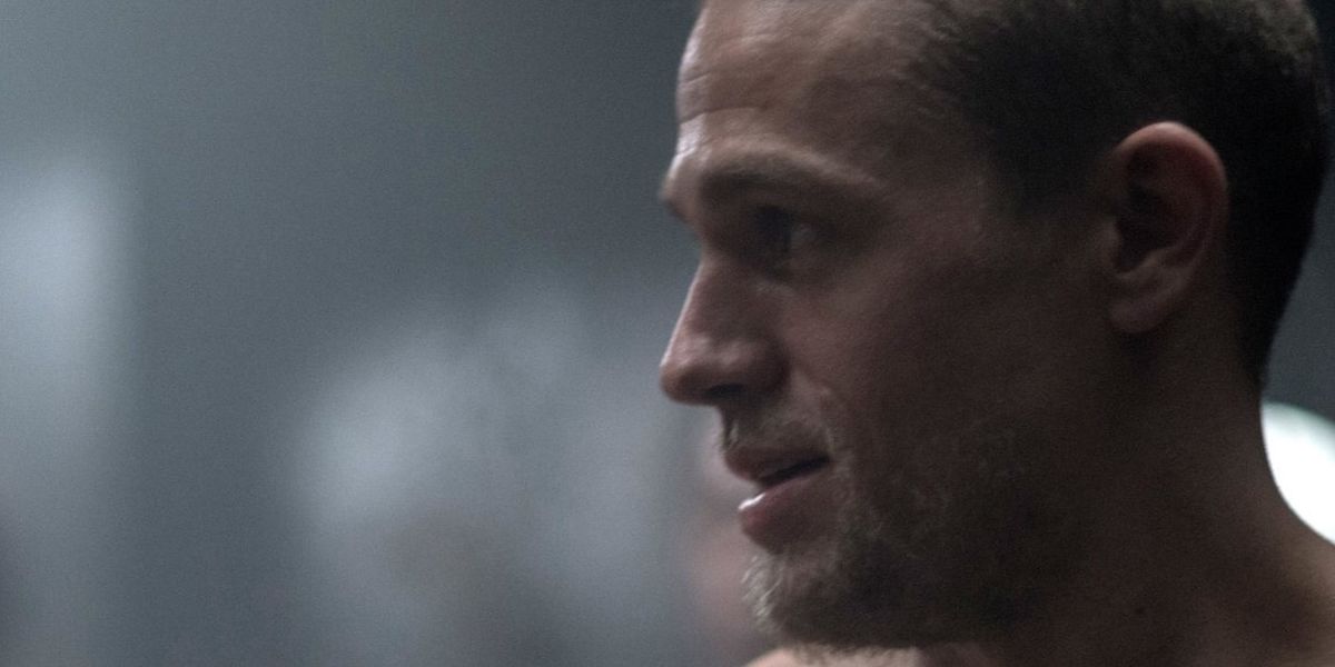 Charlie Hunnam irriconoscibile in q